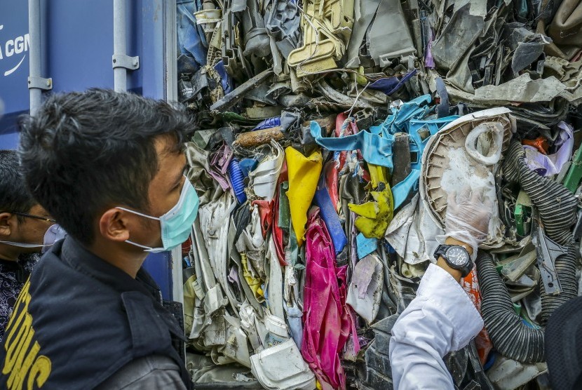 Petugas memeriksa sampah plastik yang diduga mengandung limbah bahan berbahaya (ilustrasi)