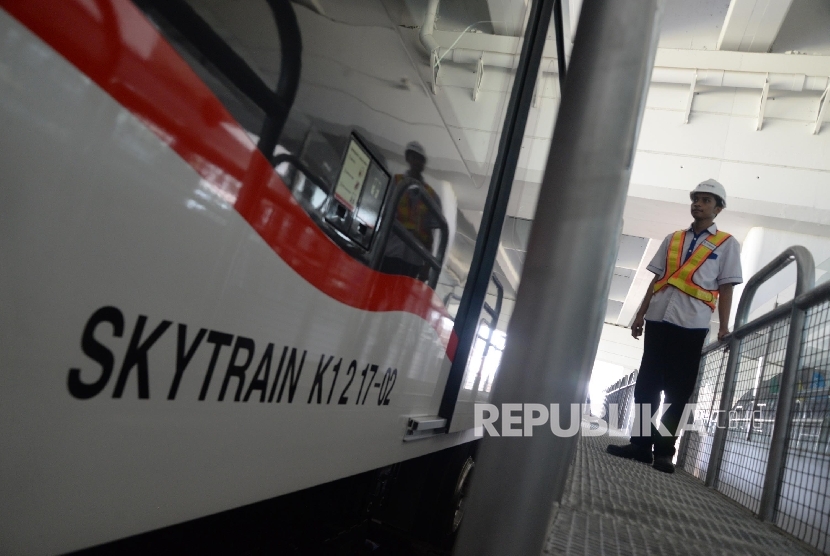 [Ilustrasi] Petugas memeriksa skytrain atau automated people mover system (APMS) di Terminal 3 Bandara Soekarno-Hatta, Tangerang, Banten, Senin (6/12). 