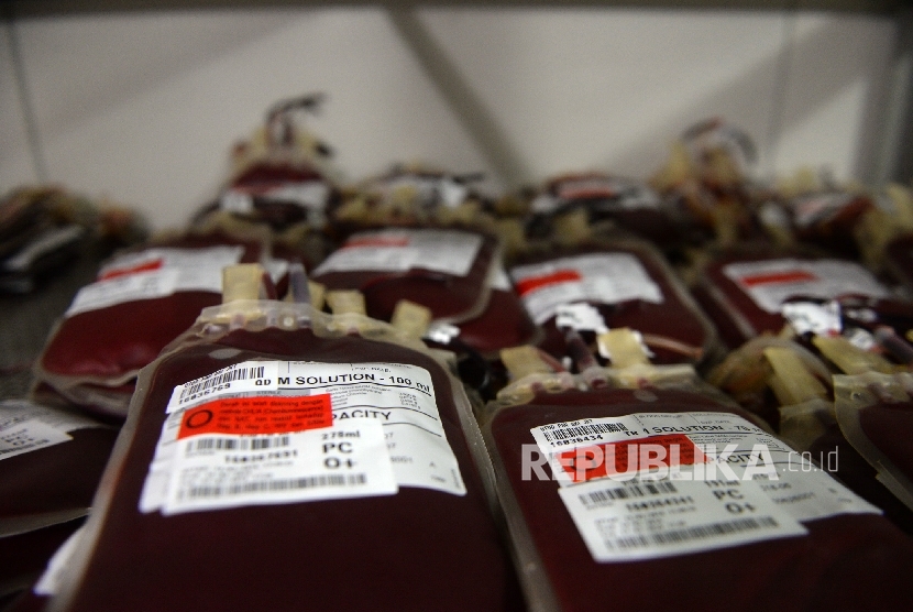 Petugas memeriksa stok darah di penyimpanan darah PMI.    (Republika/Wihdan)