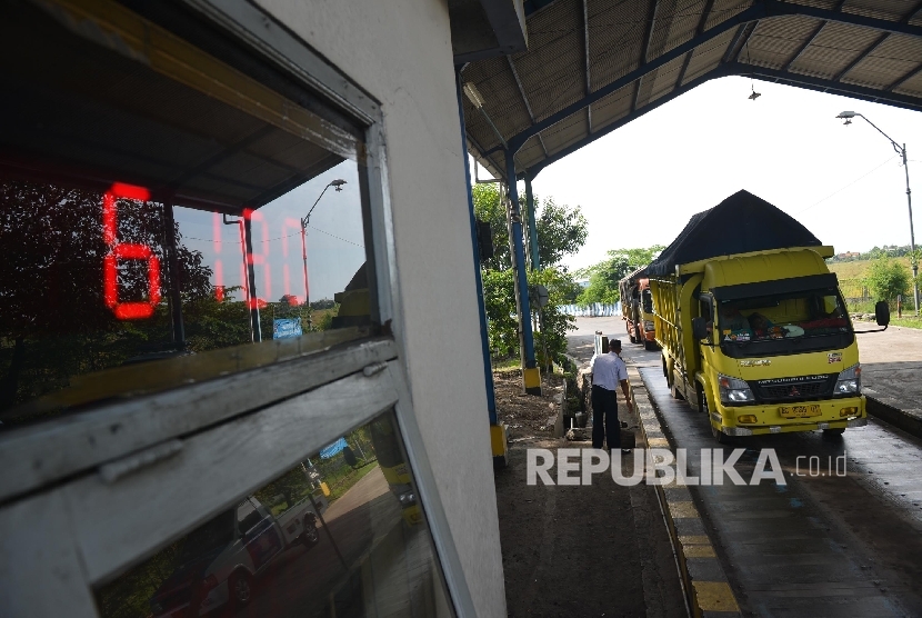 Petugas memeriksa surat-surat kendaraan di jembatan timbang Losarang, Indramayu, Jawa Barat, Senin (20/6)