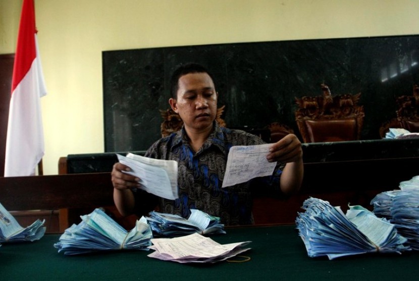 Petugas memeriksa surat tilang pelanggaran lalu lintas di Pengadilan Negeri Jakarta Pusat