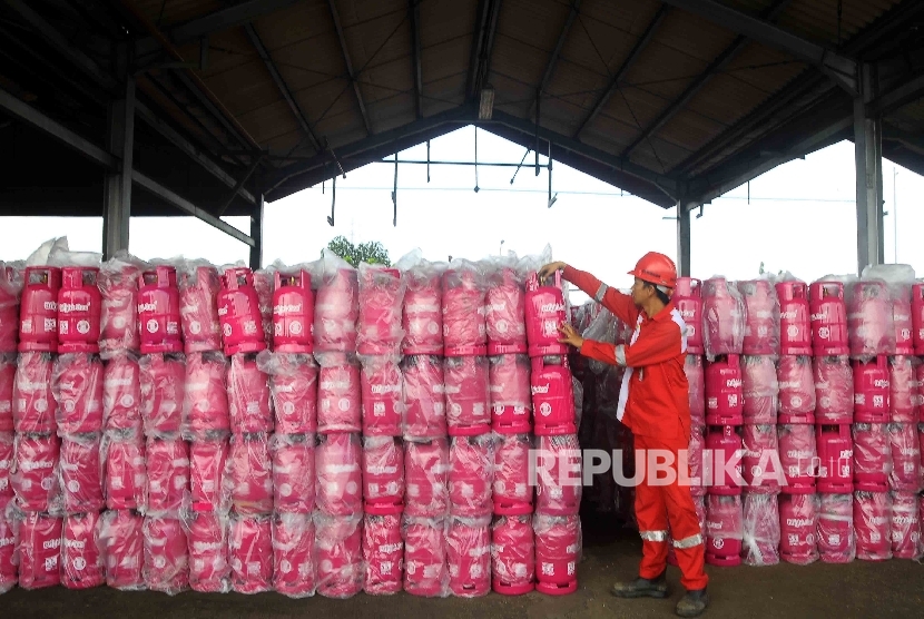  Petugas memeriksa tabung Bright Gas di stasiun pengisian bulk elpiji PT Pertamina di Plumpang, Jakarta, Jumat (13/5).  (Republika/Agung Supriyanto) 