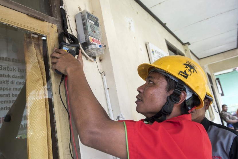 Petugas memeriksa tegangan listrik saat peresmian jaringan listrik pedesaan di Kampung Sukasenang, Desa Tanjung Karang, Kabupaten Tasikmalaya, Jawa Barat, Kamis (2/11). 