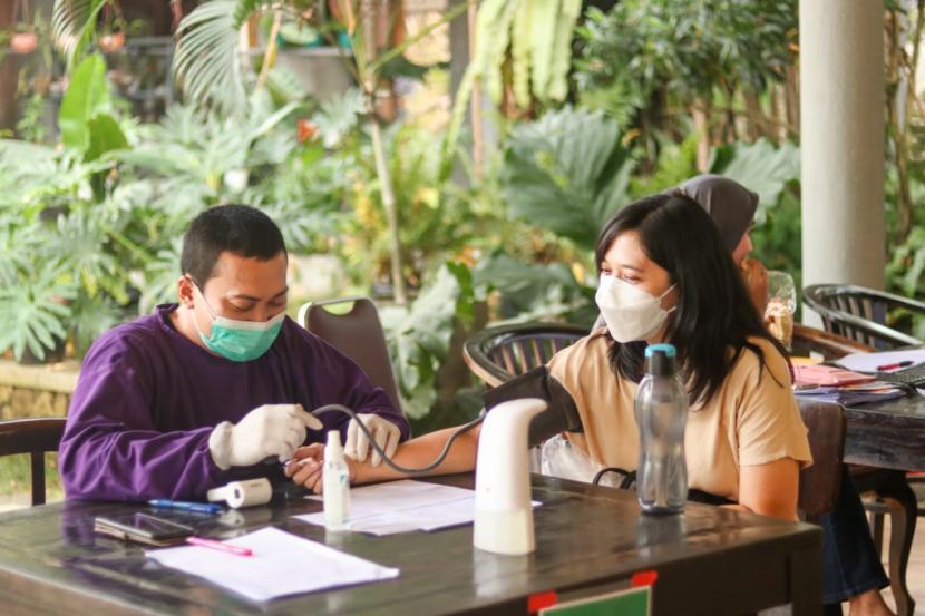Petugas memeriksa tekanan darah calon penerima vaksin Covid-19 yang digelar Taman Budaya Sentul. 