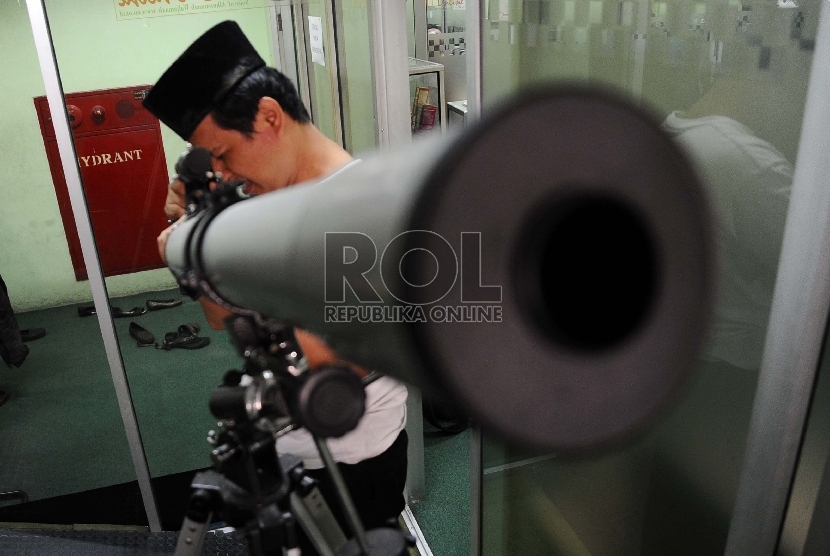 Petugas memeriksa teropong hilal dikantor PBNU, Jakarta, Senin (18/5).