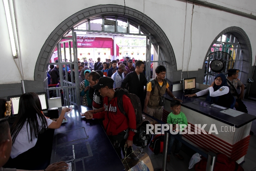  Petugas memeriksa tiket calon penumpang di Stasiun Pasar Senen, Jakarta, Selasa (20/6).