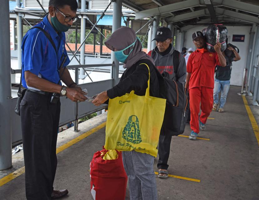 Petugas memeriksa tiket calon penumpang kapal ferry yang akan menyeberang ke Pulau Sumatera di Pelabuhan Merak, Banten, Sabtu (10/4/2021). Pemerintah memastikan untuk memperketat aturan perjalanan sebelum masa larangan mudik 6-17 Mei 2021 diterapkan melalui addendum Surat Edaran Nomor 13 Tahun 2021 yang diterbitkan Satgas Penanganan Covid-19 yang berlaku kemaein (22/4). Corporate Secretary ASDP Indonesia Ferry Shelvy Arifin mengatakan saat ini masih menunggu regulasi dari Kementerian Perhubungan (Kemenhub).  