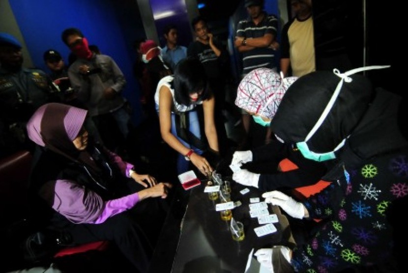 [ilustrasi] Petugas memeriksa urine pengunjung dan pemandu lagu (PL) saat razia narkoba disejumlah tempat hiburan malam.