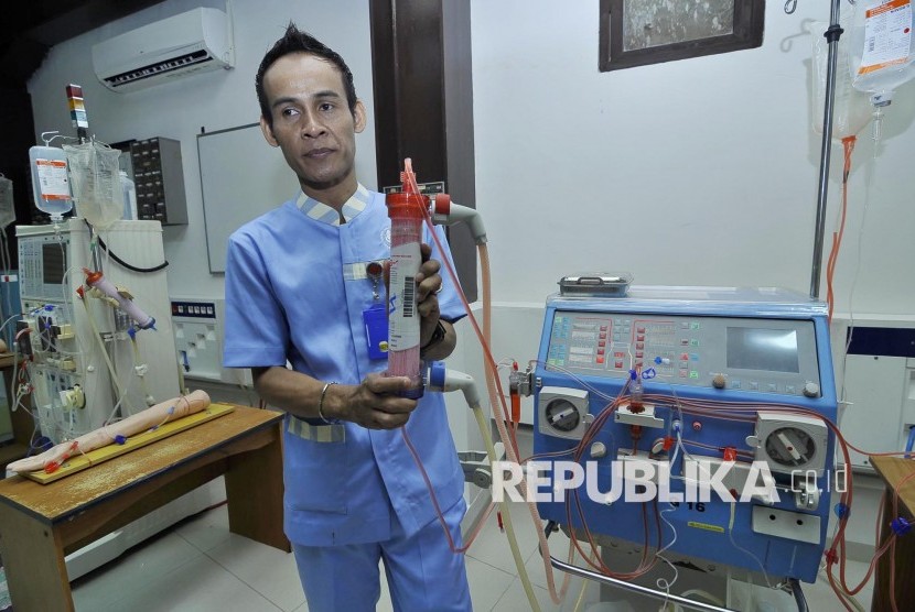 [ilustrasi] Petugas sebuah rumah sakit memerlihatkan alat cuci darah.