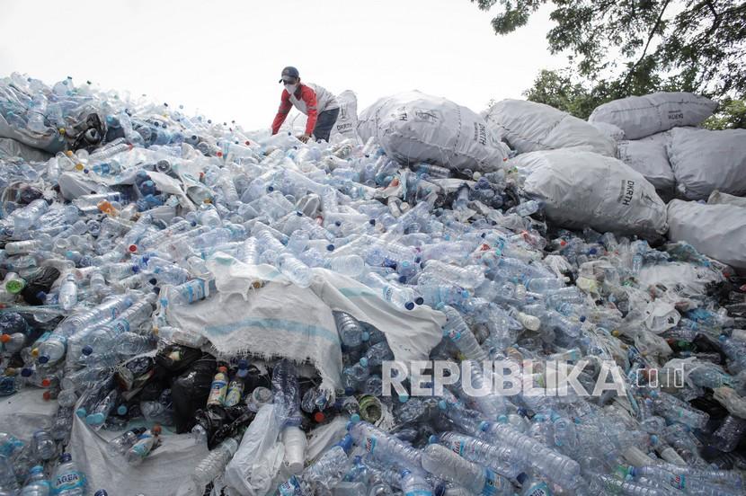Petugas memilah botol plastik di Rumah Kompos Rungkut Kidul, Surabaya, Jawa Timur, Kamis (10/3/2022). Masuknya mikroplastik ke dalam tubuh manusia bisa berdampak kepada kesehatan termasuk dapat memicu tumor. Ilustrasi.