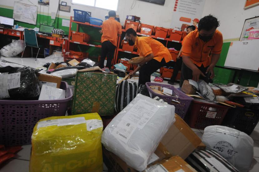 Petugas memilah pengiriman paket di Kantor Pos Indonesia, Boyolali, Jawa Tengah, Kamis (28/4/2022). Total pengiriman pos diprediksi mencapai 2,2 juta satuan selama Idul Fitri 2023 atau 1444 Hijriah.