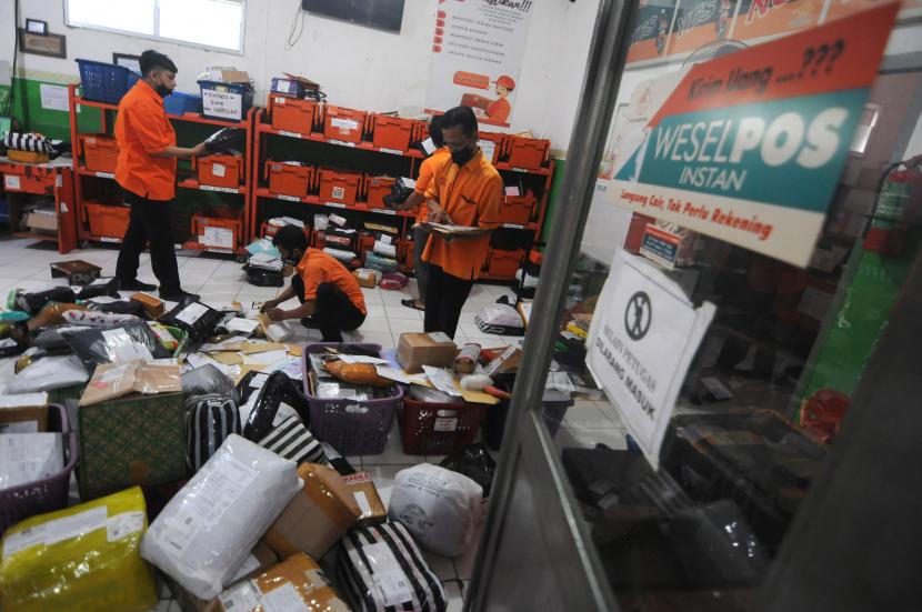 Petugas memilah pengiriman paket di Kantor Pos Indonesia (ilustrasi).