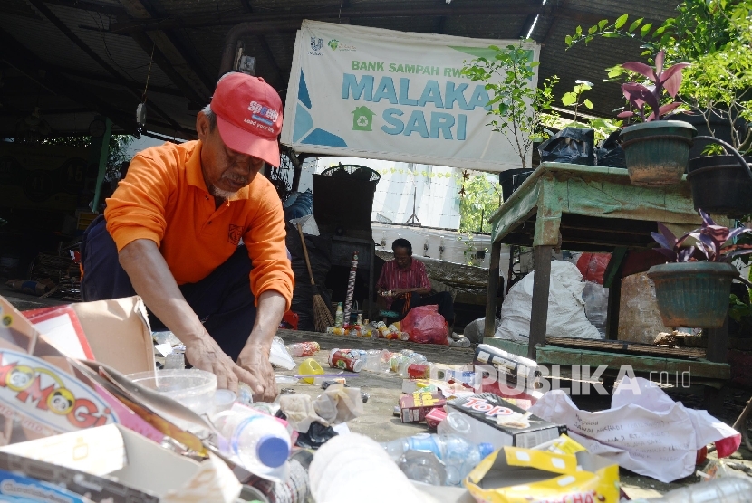 Petugas memilah sampah di Bank Sampah. (ilustrasi) (Republika/ Yasin Habibi)