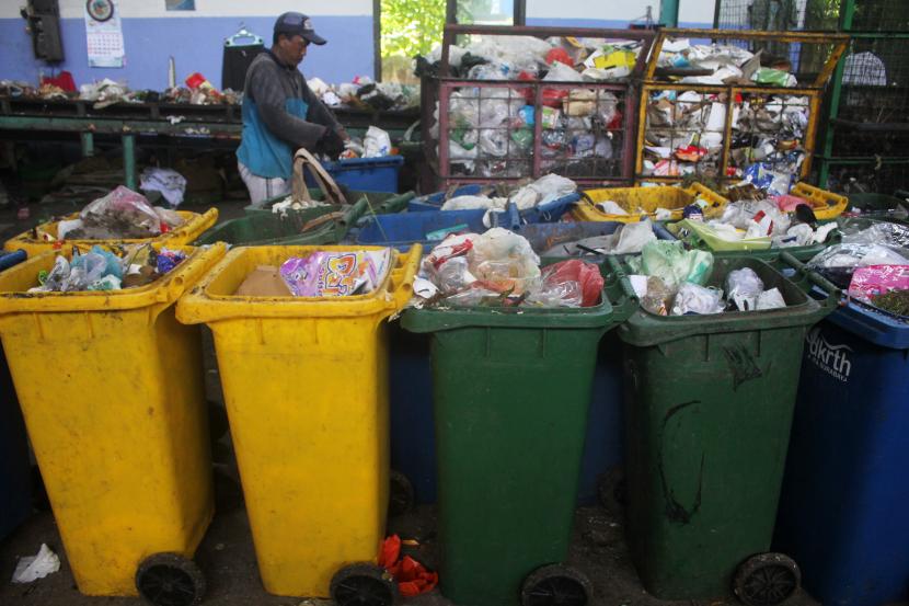 Petugas memilah sampah rumah tangga di Pusat Daur Ulang (PDU) Jambangan, Surabaya, Jawa Timur.