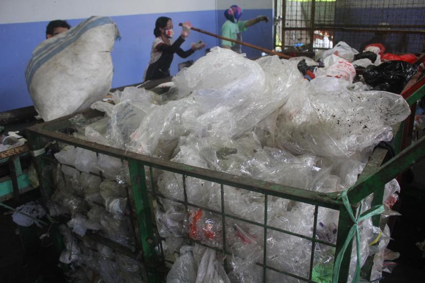 Petugas memilah sampah rumah tangga (ilustrasi). Kementerian LHK menyatakan, penanganan sampah plastik jadi tantangan global.