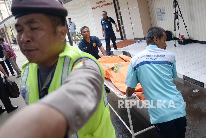 Petugas memindahkan jenazah korban serangan teror di Jalan MH Thamrin ke kamar jenazah RS Polri, Jakarta, Jumat (15/1). (Republika/Yasin Habibi)