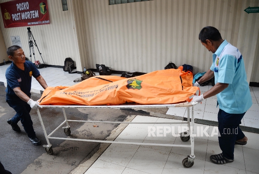 Petugas memindahkan jenazah korban serangan teror di Jalan MH Thamrin ke kamar jenazah RS Polri, Jakarta, Jumat (15/1). (Republika/Yasin Habibi)