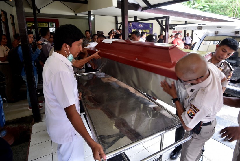 Petugas memindahkan jenazah korban penembakan Sinak yang tiba di Rumah Sakit Bhayangkara, Kota Jayapura, Papua, Rabu (16/3).