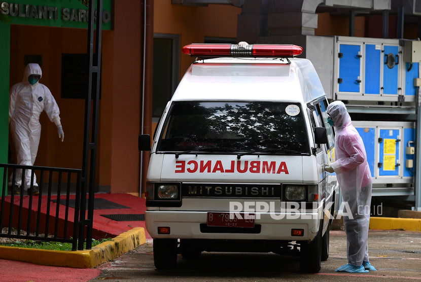 Petugas memindahkan mobil ambulans di samping ruang isolasi RSPI Prof. Dr. Sulianti Saroso, Sunter, Jakarta Utara. 