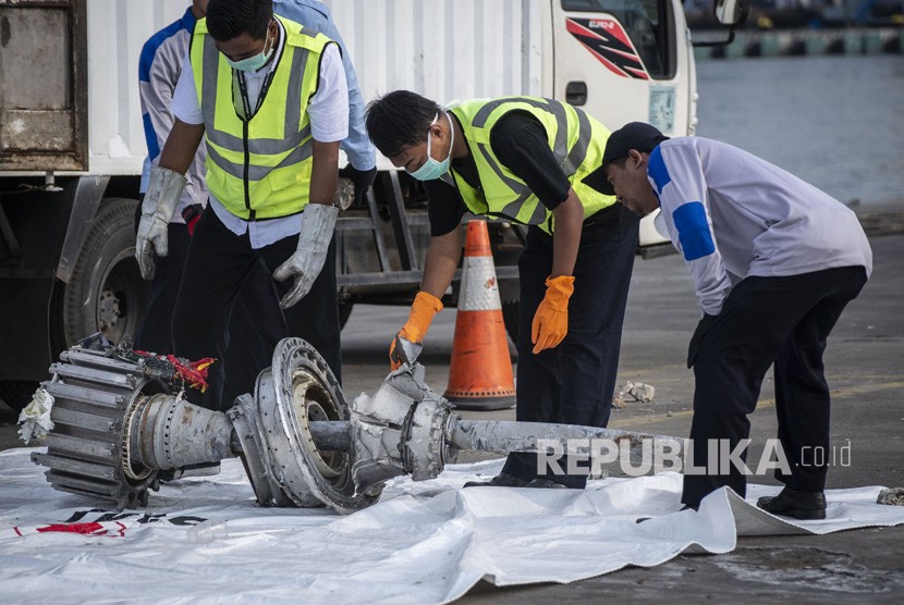 Second turbine of crashed Lion Air JT 610 plane arrives at Tanjung Priok Port, Jakarta, Wednesday (Nov 7).