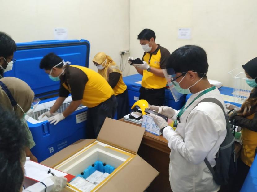 Petugas memindahkan vaksin Covid-19 dari mobil ke dalam gudang Dinas Kesehatan Kota Tasikmalaya, Rabu (27/1). Setidaknya, terdapat 7.400 dosis vaksin yang didistribusikan ke Kota Tasikmalaya. 