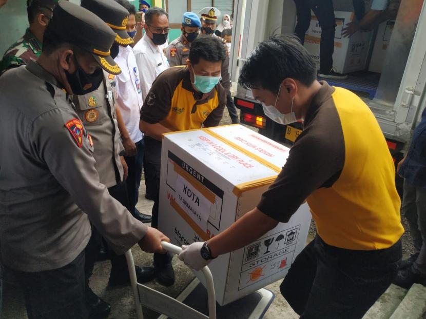 Petugas memindahkan vaksin Covid-19 dari mobil ke dalam gudang Dinas Kesehatan Kota Tasikmalaya, Rabu (27/1). Setidaknya, terdapat 7.400 dosis vaksin yang didistribusikan ke Kota Tasikmalaya. 