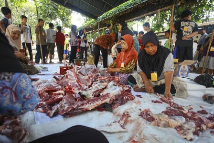 Petugas memotong daging hewan kurban di Masjid Gede Kauman, Yogyakarta, Rabu (23/9). 