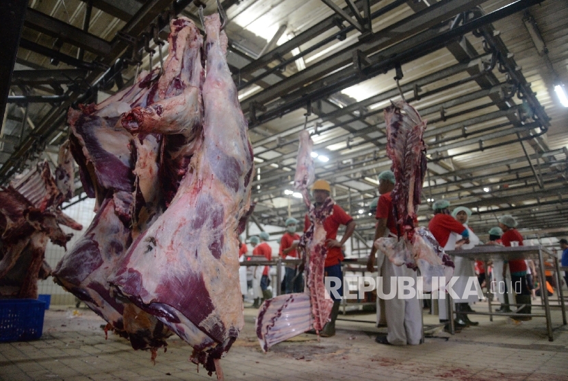 Petugas memotong hewan kurban di Rumah Pemotongan Hewan (RPH) PD. Dharma Jaya, Cakung, Jakarta Timur, Jumat (1/9).