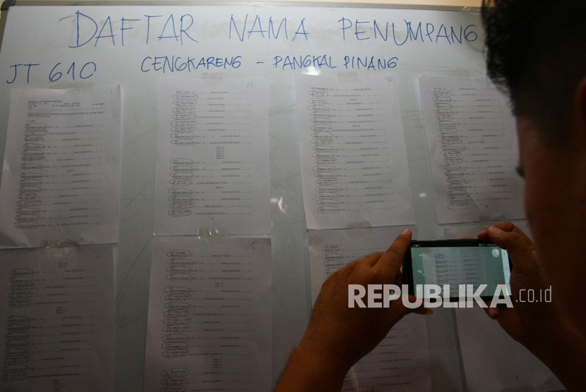 Petugas memotret daftar nama penumpang yang berada dalam penerbangan Lion Air JT 610 tujuan Jakarta-Pangkal Pinang di kantor Lion Air Group, Selapanjang, Tangerang, Banten, Senin (29/10/2018). 