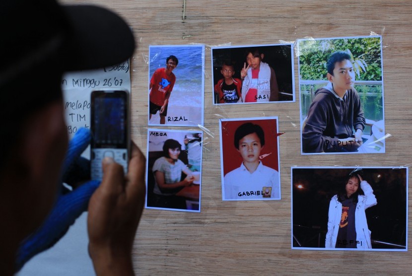 Petugas memotret foto-foto pendaki Gunung Lawu yang hilang di Pos pendakian Cemoro Kandang di Karanganyar, Jawa Tengah, Rabu (29/7). 