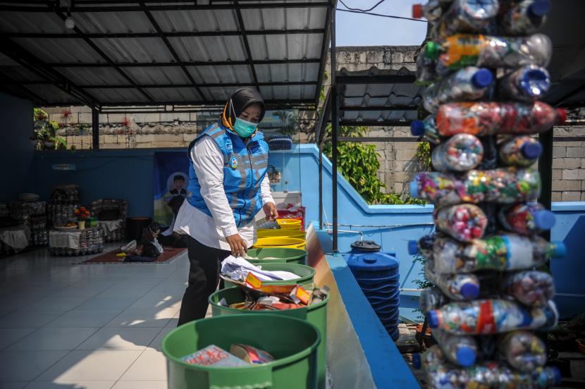 Petugas memperagakan pemilahan sampah anorganik saat peresmian Sekolah Kang Pisman di Bandung, Jawa Barat, Kamis (11/8/2022). Sekolah Kang Pisman yang merupakan singkatan dari kurangi, pisahkan dan manfaatkan tersebut diluncurkan Pemerintah Kota Bandung guna memudahkan masyarakat untuk mendapatkan pelatihan serta edukasi pengolahan sampah an organik dan organik. 