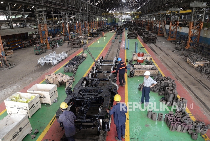 Technician were fixing carriages at the Bala Yasa Manggarai Train Workshop, Jakarta on Monday (6/20). (Republika/Yasin Habibi)