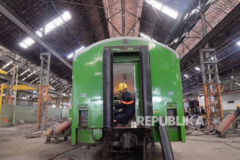 Petugas memperbaiki gerbong kereta api di Bengkel Kereta Api Bala Yasa Manggarai, Jakarta, Senin (20/6). (Republika/Yasin Habibi)