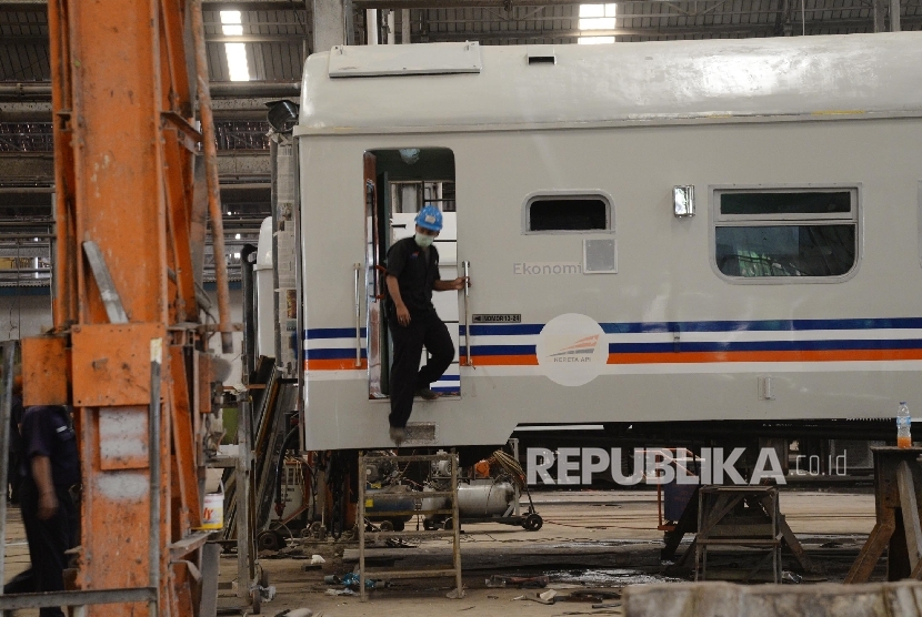 Petugas memperbaiki gerbong kereta api di Bengkel Kereta Api Bala Yasa Manggarai, Jakarta, Senin (20/6). (Republika/Yasin Habibi)