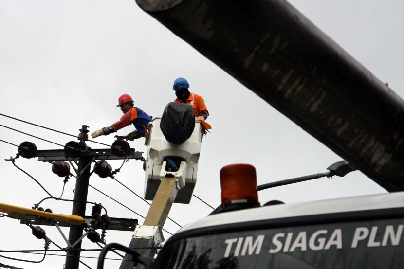 Petugas memperbaiki jaringan listrik (ilustrasi). PLN pastikan pasokan listrik di Jakarta aman usai gempa 6,7 SR di Banten pada Jumat (14/1/2022).