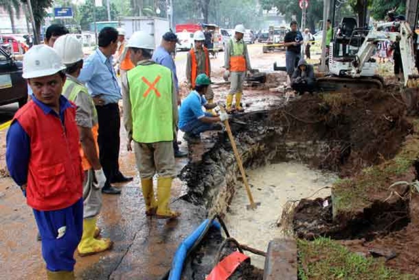  Petugas memperbaiki pipa air yang bocor milik PT PAM Lyonnaise Jaya (Palyja) di Jalan Kebon Sirih, Menteng, Jakarta Pusat, Senin (8/10).