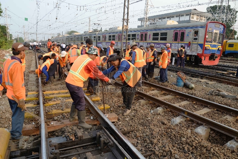 Petugas memperbaiki rel lokasi anjloknya KRL jurusan Bekasi-Jakarta Kota, di Satsiun Manggarai, Jakarta, Rabu (19/8).   (Republika/Yasin Habibi)