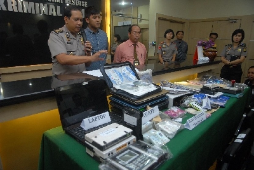 Petugas memperlihatkan barang bukti saat rilis judi Online di DIt Kriminal Khusus Polda Metro Jaya, Jakarta Selatan, Rabu (29/1).
