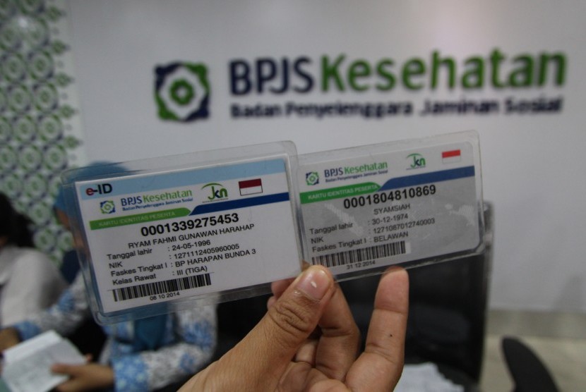 Petugas memperlihatkan kartu BPJS Kesehatan elektronik identitas (e-ID) dan kartu peserta BPJS Kesehatan di kantor BPJS Medan, Sumatera Utara.