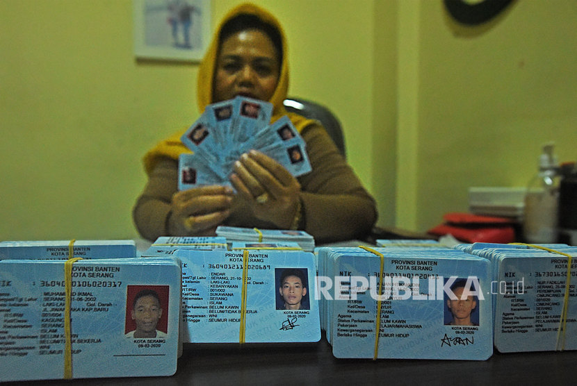Petugas memperlihatkan KTP (Kartu Tanda Penduduk) Elektronik yang baru dicetak (ilustrasi). Kabupaten Bogor mendistribusikan KTP melalui kantor pos.
