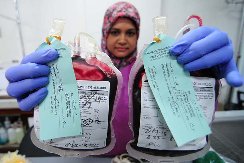  Petugas memperlihatkan labu darah di ruang laboratorium Palang Merah Indonesia, Kota Bandung, Selasa (28/7). (foto : Septianjar Muharam)