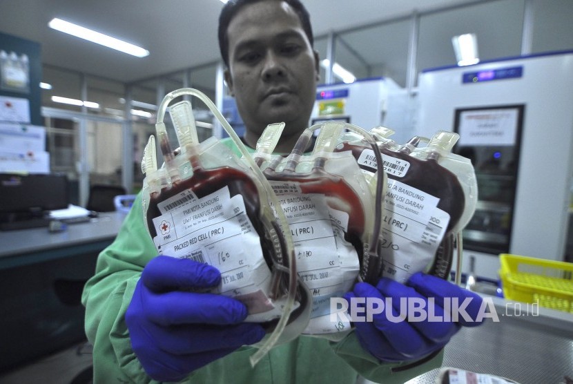 Petugas memperlihatkan labu darah di ruangan penyimpanan darah PMI Kota Bandung, yang akan dikirim ke PMI Kabupaten Cianjur untuk korban gempa.