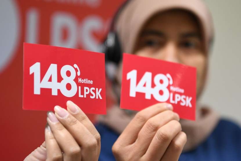 Petugas memperlihatkan nomer telepon layanan aduan Lembaga Perlindungan Saksi dan Korban (LPSK) usai peresmian gedung LPSK di Kantor LPSK Jakarta, Kamis (6/9). 
