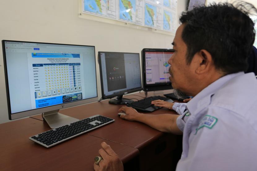 Petugas memperlihatkan peta prakiraan cuaca di Kantor Badan Meteorologi Klimatologi dan Geofisika (BMKG). 