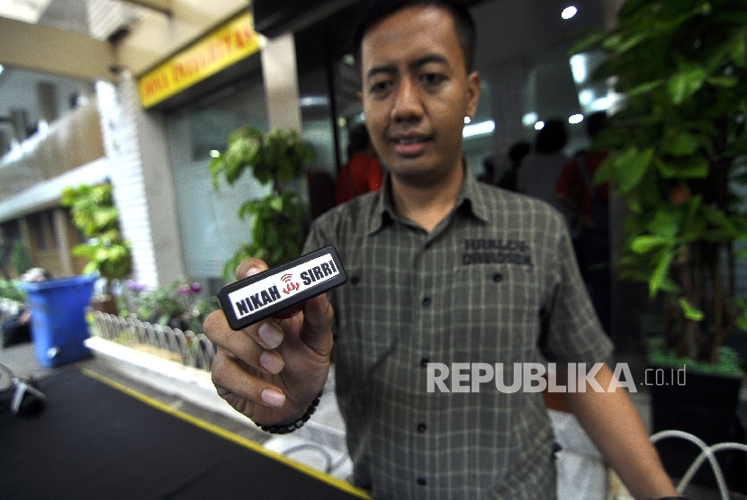Petugas memperlihatkan stanpel nikahsiri saat rilis tindak pidana perdagangan orang dalam situ nikahsiri di Polda Metro Jaya, Jakarta, Ahad (24/9). 