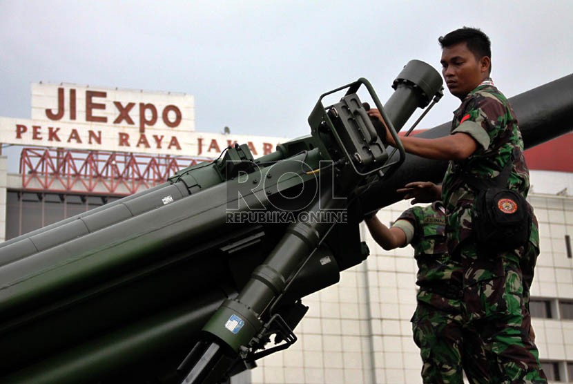 Petugas mempersiapkan alat-alat yang akan dipamerkan dalam pameran industri pertahanan International di JIExpo Kemayoran, Jakarta, Selasa (6/11).    (Yasin Habibi)
