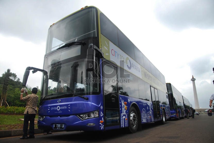  Petugas mempersiapkan armada bus tingkat pariwisata di kawasan Monas, Jakarta Pusat , Kamis (16/1).   (Republika/Rakhmawaty La'lang)
