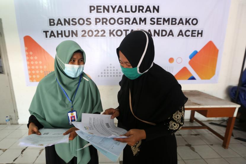 Petugas mempersiapkan berkas untuk penyaluran uang bantuan sosial (bansos) program sembako tahun 2022 dari Kementerian Sosial (Kemensos) di Kantor PT Pos Banda Aceh, Aceh, Ahad (20/2/2022) (ilustrasi)