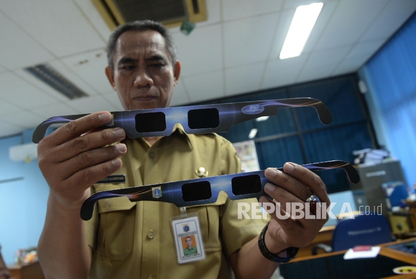 Petugas mempersiapkan kacamata untuk melihat gerhana matahari di Planetarium dan Observatorium, Taman Ismail Marzuki (TIM), Jakarta, Senin (7/3). (Republika/Yasin Habibi)