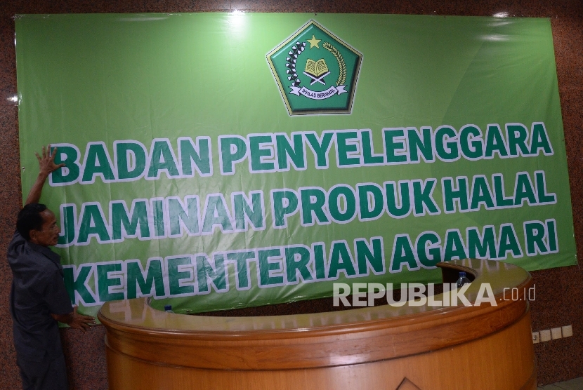 Petugas mempersiapkan kantor baru Badan Penyelenggara Jaminan Produk Halal (BPJPH) yang bertempat di Gedung Laboratorium Halal, Pondok Gede, Jakarta Timur, Selasa (25/4).